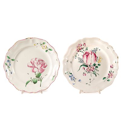 Manifattura Hannong (Strasburgo), Coppia di piatti in maiolica dipinta