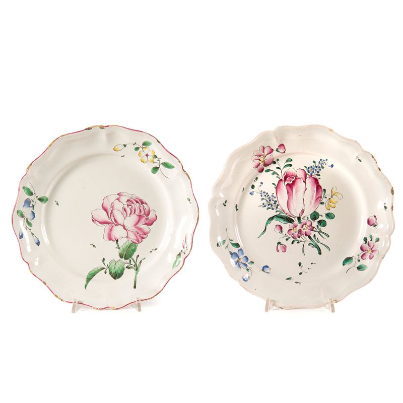 Manifattura Hannong (Strasburgo), Coppia di piatti in maiolica dipinta