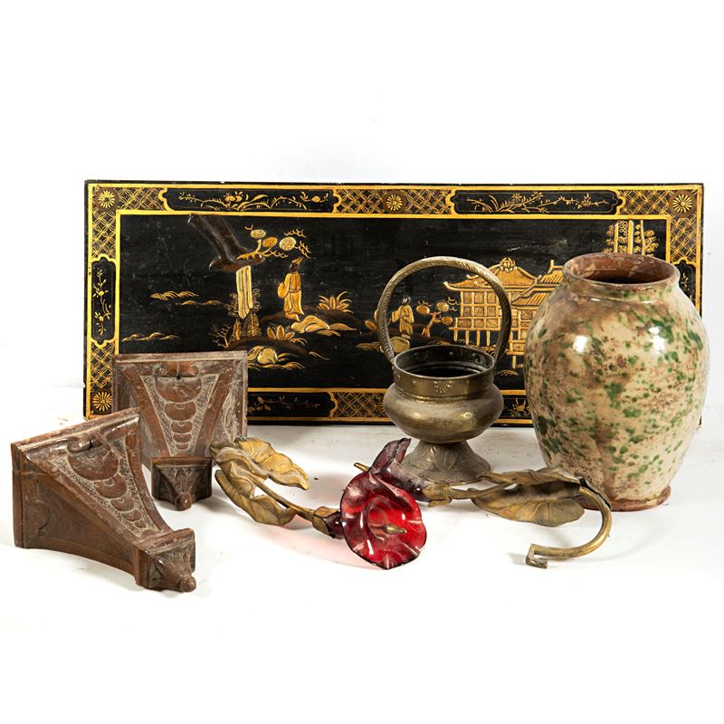 Scuola orientale, Composizione decorativa (pannello con rilievi in legno laccato) e accessori, se...