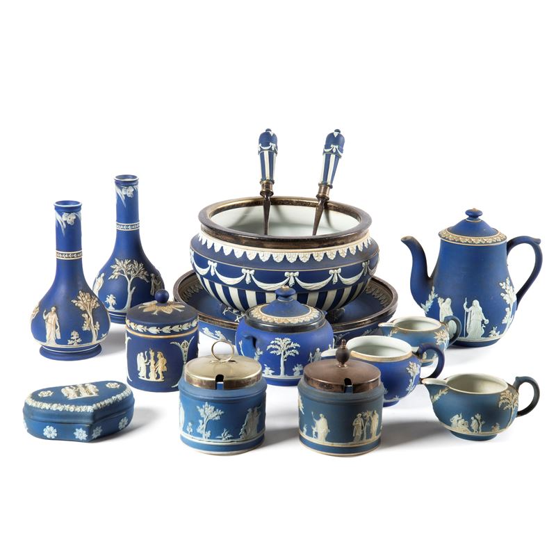 Manifattura Wedgwood, Vassoio in maiolica con bordo argentato, sec. XX
