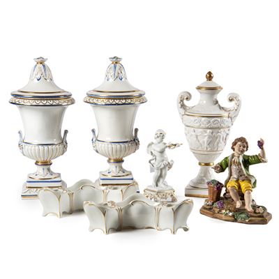 Manifattura Capodimonte, Tre vasi e centrotavola in ceramica con sculturine, Sec. XX
