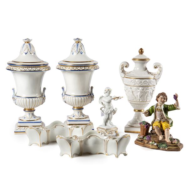 Tre vasi, centrotavola, sculturine, manifattura Capodimonte, sec. XX