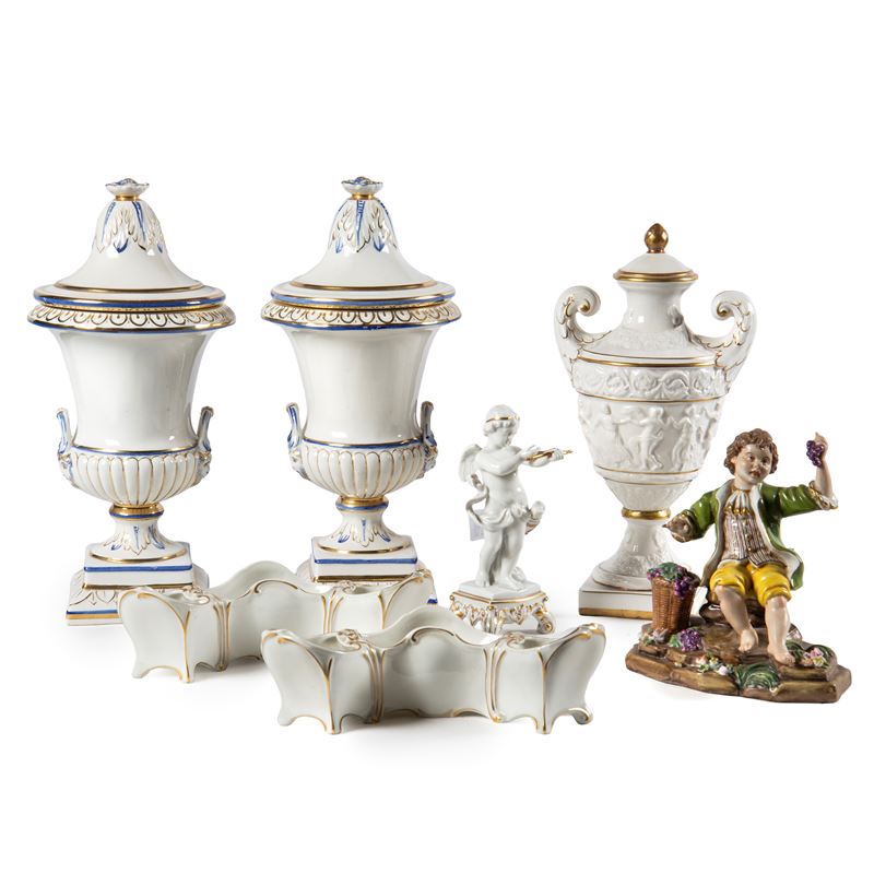 Manifattura Capodimonte, Tre vasi e centrotavola in ceramica con sculturine, Sec. XX