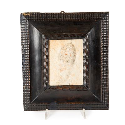 Cornice lombarda del XVIII secolo, legno intagliato ebanizzato con disegno a matita