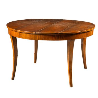 Tavolo allungabile, stile Settecento, in noce (diam. 131 cm)