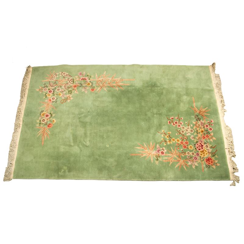 Tappeto cinese, sec. XX, fondo verde con decorazioni floreali ai due angoli