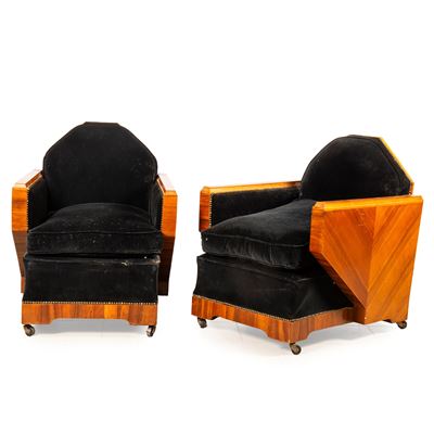 Coppia di poltrone art déco, struttura in noce e rivestimento in velluto nero