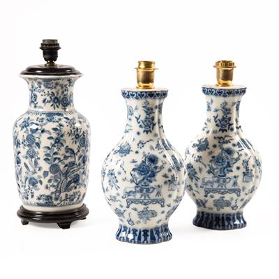 Lumi da tavolo, set di tre, gusto orientale, porcellana bianco-azzurra (sec. XX)