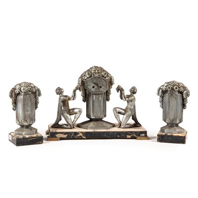 Periodo Liberty, Trittico da camino con orologio in metallo argentato