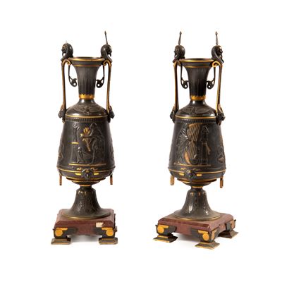Coppia di anfore, anfore decorative in metallo brunito con decorazioni in stile antico egizio, su...