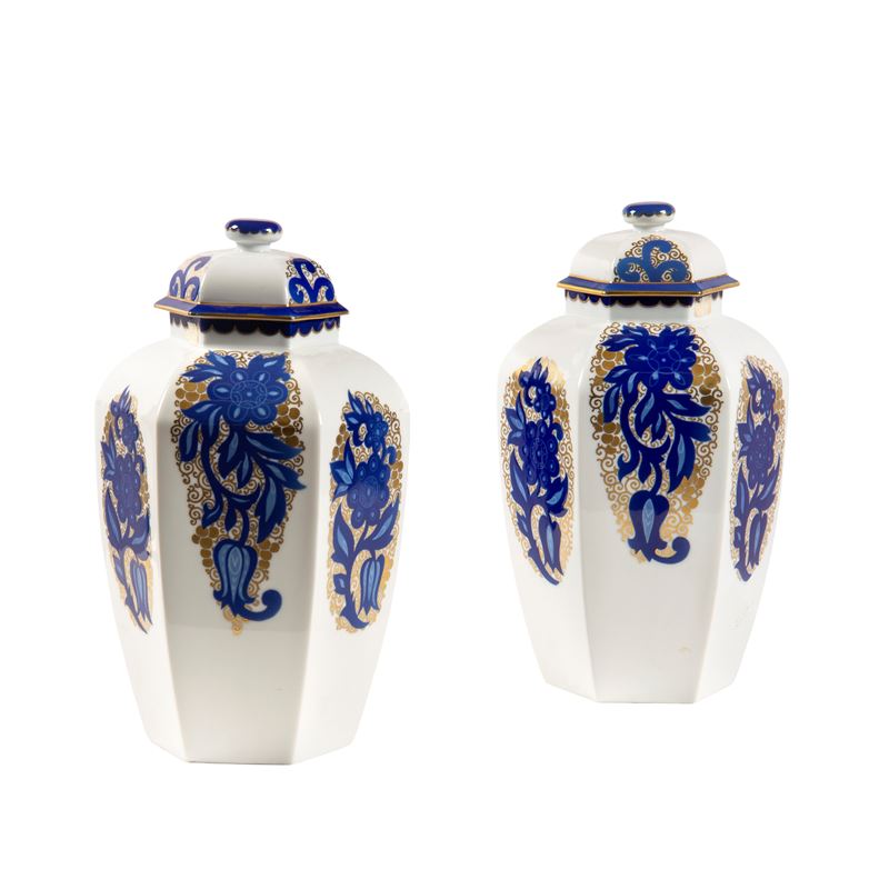 Rosenthal, Coppia di potiche in ceramica con decori floreali blu e oro (sec. XX)